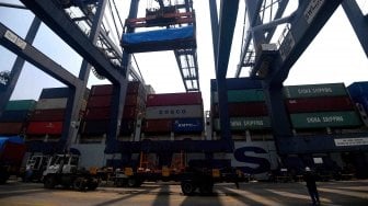 Suasana aktivitas bongkar muat peti kemas di Jakarta International Container Terminal (JICT), Tanjung Priok, Jakarta Utara, Jumat (16/3).