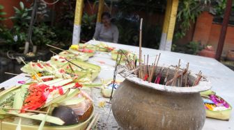 Sejumlah umat Hindu terlihat berkunjung dan melakukan sembahyang menyambut Hari Raya Nyepi di Pura Aditya Jaya, Jakarta, Sabtu (17/3/2018). [Suara.com/Oke Atmaja]