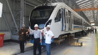 INKA Kirim Rangkaian LRT dari Mandiun ke Palembang Lewat Laut