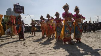 Ratusan umat Hindu menggelar pawai ogoh-ogoh di kawasan pantai Ancol, Jakarta, Minggu (18/3/2018) [Suara.com/Kurniawan Mas'ud]