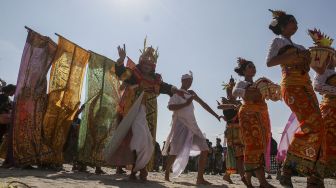 Ratusan umat Hindu menggelar pawai ogoh-ogoh di kawasan pantai Ancol, Jakarta, Minggu (18/3/2018) [Suara.com/Kurniawan Mas'ud]