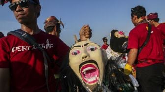 Ratusan umat Hindu menggelar pawai ogoh-ogoh di kawasan pantai Ancol, Jakarta, Minggu (18/3/2018) [Suara.com/Kurniawan Mas'ud]