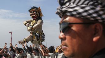 Ratusan umat Hindu menggelar pawai ogoh-ogoh di kawasan pantai Ancol, Jakarta, Minggu (18/3/2018) [Suara.com/Kurniawan Mas'ud]