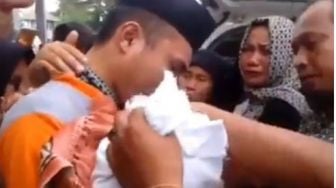 Video Haru! Tak Diizinkan Melayat, Jenazah Balita 'Jenguk' Ayah di Penjara