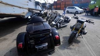 Barang sitaan KPK milik tersangka Bupati Hulu Sungai Tengah (nonaktif) Abdul Latif tiba di Pelabuhan Tanjung Priok, Jakarta Utara, Senin (19/3). 