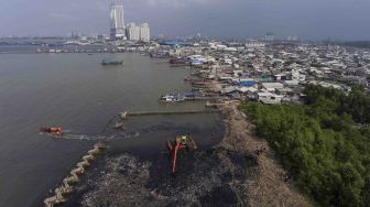 Alat berat dioperasikan untuk membersihkan sampah di kawasan Hutan Mangrove, Muara Angke, Jakarta, Selasa (20/3).