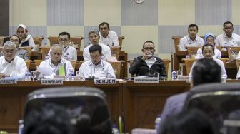 Menteri Ketenagakerjaan Hanif Dhakiri mengikuti rapat kerja dengan komisi IX DPR RI di Kompleks Parlemen, Senayan, Jakarta, Selasa (20/3).