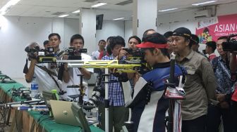 Atlet Menembak Keluhkan Panasnya Lapangan