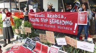 Pegiat buruh migran berunjuk rasa di depan gedung Kedutaan Besar Arab Saudi,  di Jakarta, Selasa (20/3).