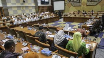 Menteri Ketenagakerjaan Hanif Dhakiri mengikuti rapat kerja dengan komisi IX DPR RI di Kompleks Parlemen, Senayan, Jakarta, Selasa (20/3).