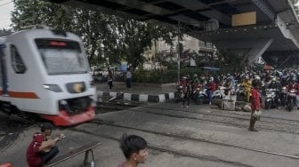 Perlintasan kereta api di Roxy, Jakarta, Rabu (21/3). 