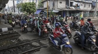 Perlintasan kereta api di Roxy, Jakarta, Rabu (21/3). 