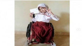 Suratnya Viral, Anak Tanpa Kaki Dapat Kursi Roda dari Jokowi