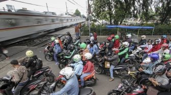 Bahaya Perlintasan KA Tanpa Palang Pintu