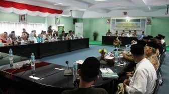 Ketua Dewan Pertimbangan Majelis Ulama Indonesia (MUI), Din Syamsuddin memimpin rapat pleno Dewan Pertimbangan MUI di Gedung MUI, Jakarta, Rabu (21/3). 