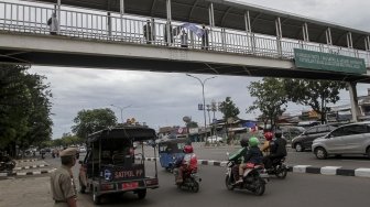 Petugas Satpol PP bersama dengan petugas Bawaslu menertibkan sejumlah spanduk dan atribut partai politik yang dipasang di sepanjang Jalan Letjen Suprapto dan Ahmad Yani, Cempaka Putih, Jakarta, Rabu (21/3). 