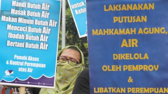 Koalisi Masyarakat Menolak Swastanisasi Air Jakarta melakukan aksi di depan gedung Balai Kota DKI Jakarta, Kamis (22/3). 