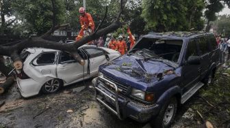 Diakibatkan oleh hujan deras disertai angin kencang.