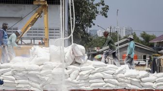 Sejumlah buruh beraktivitas di Pelabuhan Sunda Kelapa, Jakarta, Kamis (22/3).