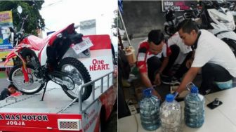 Heboh, Lelaki Ini Beli Motor Trail Pakai Uang Koin Rp1000