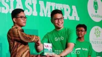 Mitra Grab se-Indonesia Pakai Jas Hujan Buatan Putra Presiden