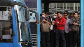 Bus Transjakarta melintas di Halte Transjakarta Dukuh Atas dua. Jakarta, Kamis (22/3).