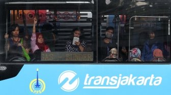 Polisi Periksa Sopir Transjakarta yang Terbalik di Depan UKI