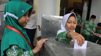 Siswa SD Al-Azhar 02 melakukan simulasi pemungutan suara di Kantor KPU Pusat, Jakarta, Kamis (22/3).