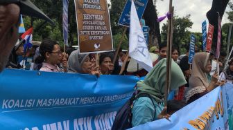 Protes ke Anies, Pendemo Perempuan Mandi Bareng di Balai Kota