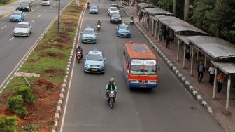 Bus Kopaja dan Metromini melintas di Jalan Jenderal Sudirman, Jakarta, Jumat (23/3). 