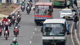 Bus Kopaja dan Metromini melintas di Jalan Jenderal Sudirman, Jakarta, Jumat (23/3). 