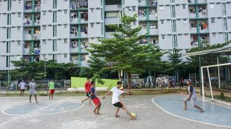 Sejumlah anak bermain di ruang publik terpadu ramah anak (RPTRA) Rusun Muara Indah, Jakarta, Jumat (23/3).