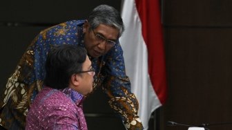 Menteri Koordinator Bidang Pembangunan Manusia dan Kebudayaan Puan Maharani memimpin rapat tingkat menteri di gedung Kementerian PMK, Jakarta, Jumat (23/3).