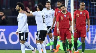 Pemain Mesir Mohamed Salah (kiri) usai mencetak golnya ke gawang Portugal. Fabrice COFFRINI / AFP 