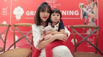 Gisel Ajak Gempi Berjualan Es di Mall