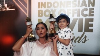 Ibu dan Anak di Pengabdi Setan Raih Penghargaan di IBOMA 2018