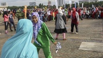 Permainan tradisional yang populer di masyarakat Indonesia terancam punah, tergeser oleh permainan digital. Sejumlah anak dan orangtua ini kembali menunjukkan permainan itu di Silang Monas. (Suara.com/Kurniawan Mas'ud)