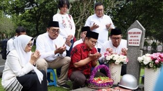 Ziarahi Makam Suami Megawati, Cak Imin Pakai Baju Merah