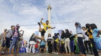 Permainan tradisional Indonesia terancam punah, tergeser oleh permainan modern dan digital. Sejumlah anak dan orangtua initergerak untuk  menunjukkan permainan itu di Silang Monas. (Suara.com/Kurniawan Mas'ud)