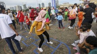 Permainan tradisional yang populer di masyarakat Indonesia terancam punah, tergeser oleh permainan modern dan digital. Sejumlah anak dan orangtua ini kembali menunjukkan permainan itu di Silang Monas. (Suara.com/Kurniawan Mas'ud)