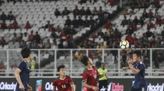 Pesepak bola Jepang U-19 Ishihara Hirokazu (kanan) menyundul bola dibayangi pesepak bola timnas Indonesia U-19 dalam laga persahabatan di Stadion Utama Gelora Bung Karno (SUGBK), Senayan, Jakarta, Minggu (25/3). ANTARA 