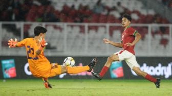 Pesepak bola Timnas U-19 Aji Kusuma (kanan) melakukan tembakan yang coba diblok penjaga gawang Jepang U-19 Tani Kosei dalam laga persahabatan di Stadion Utama Gelora Bung Karno, Jakarta, Minggu (25/3). Indonesia kalah dari Jepang dengan skor akhir 1-4. ANTARA