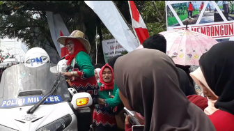 Susah Salami Jokowi, Perempuan Ini Pilih Naik Motor Paspampres