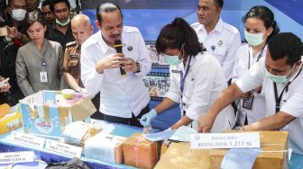 Kepala Badan Narkotika Nasional (BNN) Irjen Pol Heru Winarko bersama Deputi Pemberantasan BNN Irjen Pol Arman Depari merilis barang bukti narkotika di Gedung BNN, Jakarta, Senin (26/3). 