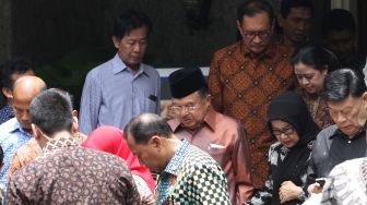 Wakil Presiden Jusuf Kalla melayat almarhum Probosutedjo di rumah duka di Jalan Pangeran Diponegoro, Menteng, Jakarta Pusat, Senin (26/3). 