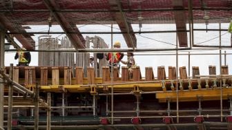 Pekerja menyelesaikan proyek pembangunan Light Rail Transit (LRT) di kawasan Cawang, Jakarta, Senin (26/3).