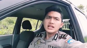 Sudah Ganteng, Polisi Ini Jago Nyanyi dan Dakwah