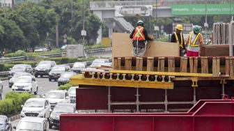 Pekerja menyelesaikan proyek pembangunan Light Rail Transit (LRT) di kawasan Cawang, Jakarta, Senin (26/3).