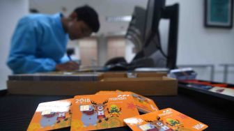 Karyawan mengawasi proses pencetakan kartu debit berteknologi chip di Card Production Bank Mandiri, Jakarta, Senin (26/3).