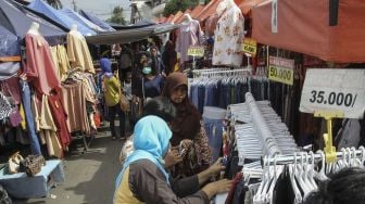 Warga melintas di Jalan Jati Baru, Tanah Abang, Jakarta, Senin (26/3).